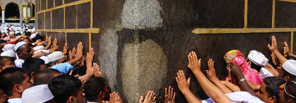 Pilgrims touching Rukn al-Yamani the Yemeni Corner of the Kaabah during Tawaf in Makkah